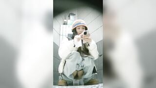 Quay lén ở TTTM, Gái Xinh Loli lồn rậm lông đi đái múp vcl ra