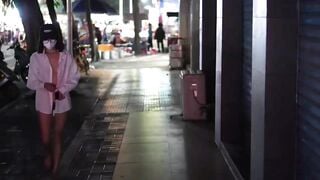 Khoả thân đi dạo ngoài đường đông người
