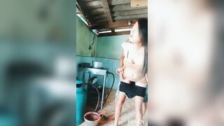 Đang nấu ăn ở dưới bếp em gái bị anh họ bất ngờ lao vào đụ tới tấp.